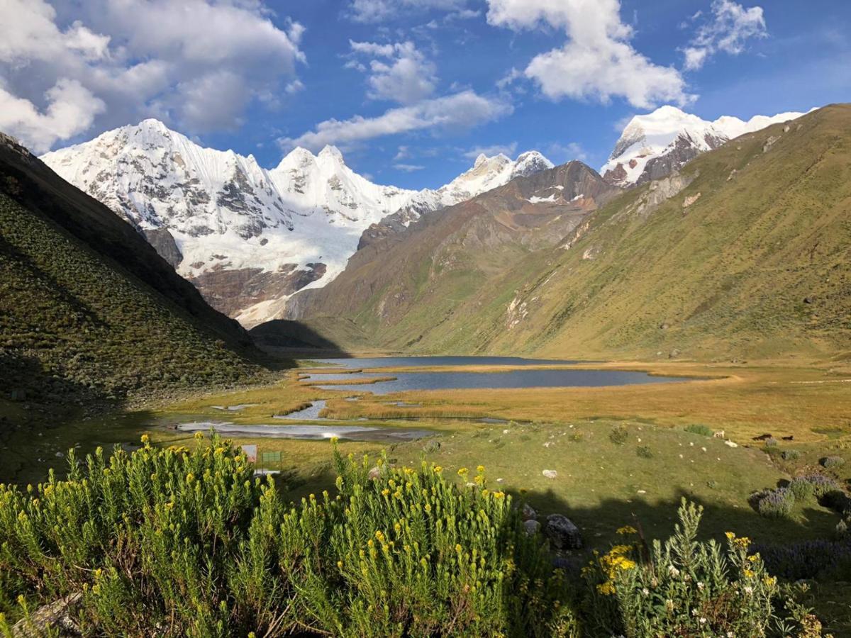 هواراس Lhotse Hostel B&B المظهر الخارجي الصورة