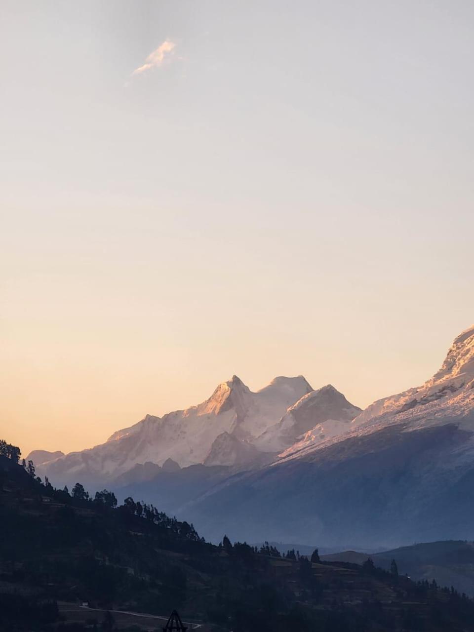 هواراس Lhotse Hostel B&B المظهر الخارجي الصورة