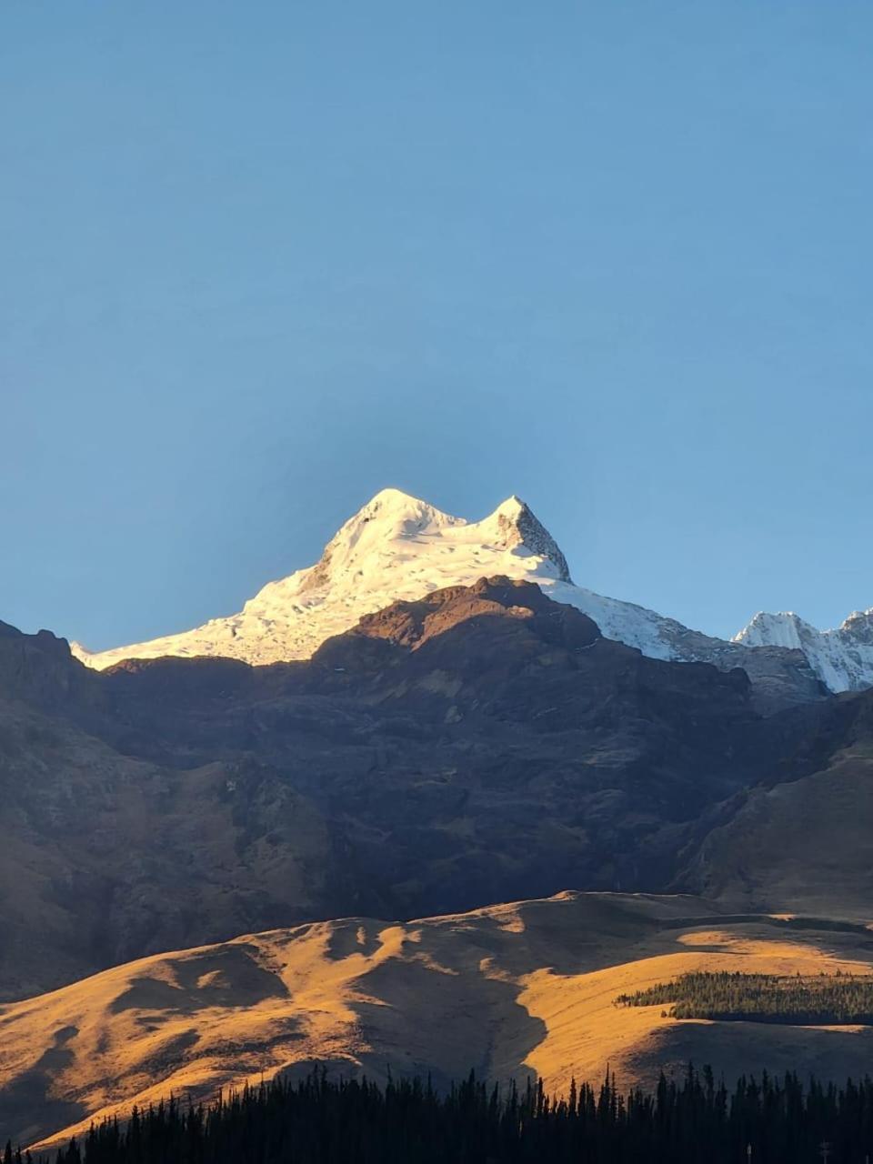 هواراس Lhotse Hostel B&B المظهر الخارجي الصورة