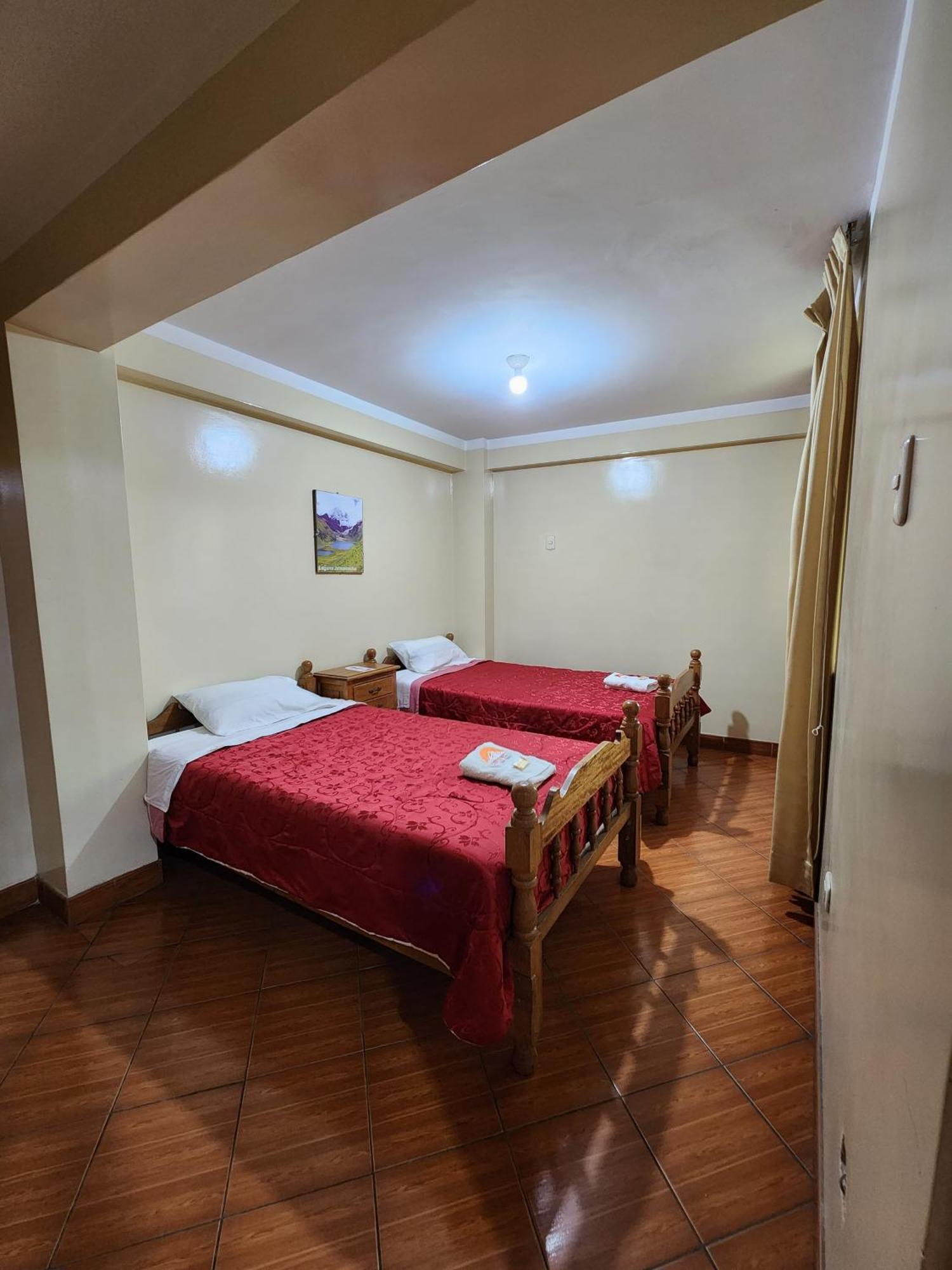 هواراس Lhotse Hostel B&B المظهر الخارجي الصورة