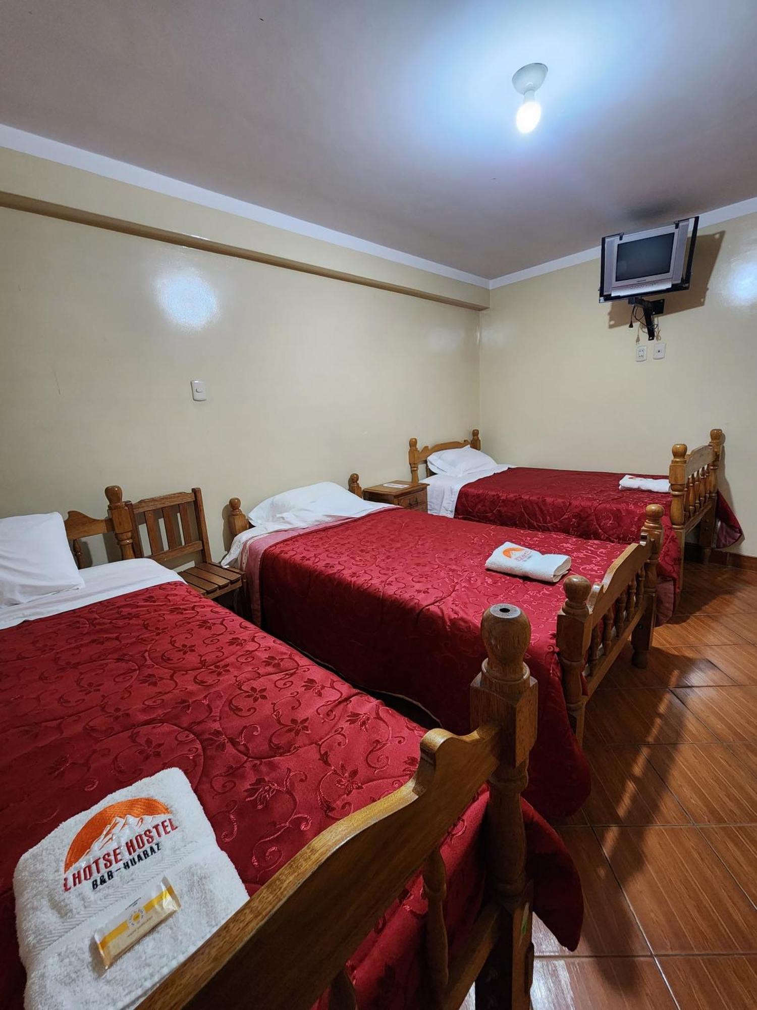 هواراس Lhotse Hostel B&B المظهر الخارجي الصورة