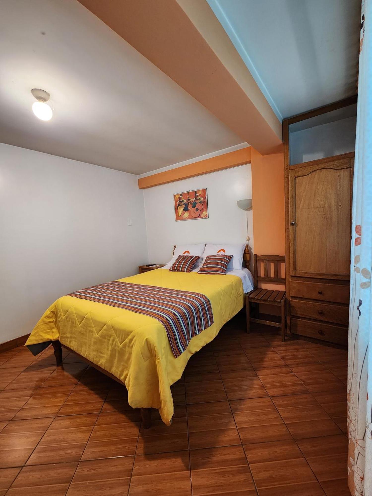 هواراس Lhotse Hostel B&B المظهر الخارجي الصورة