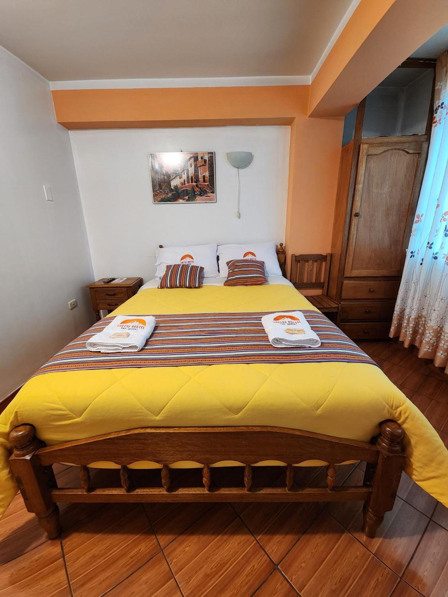 هواراس Lhotse Hostel B&B المظهر الخارجي الصورة