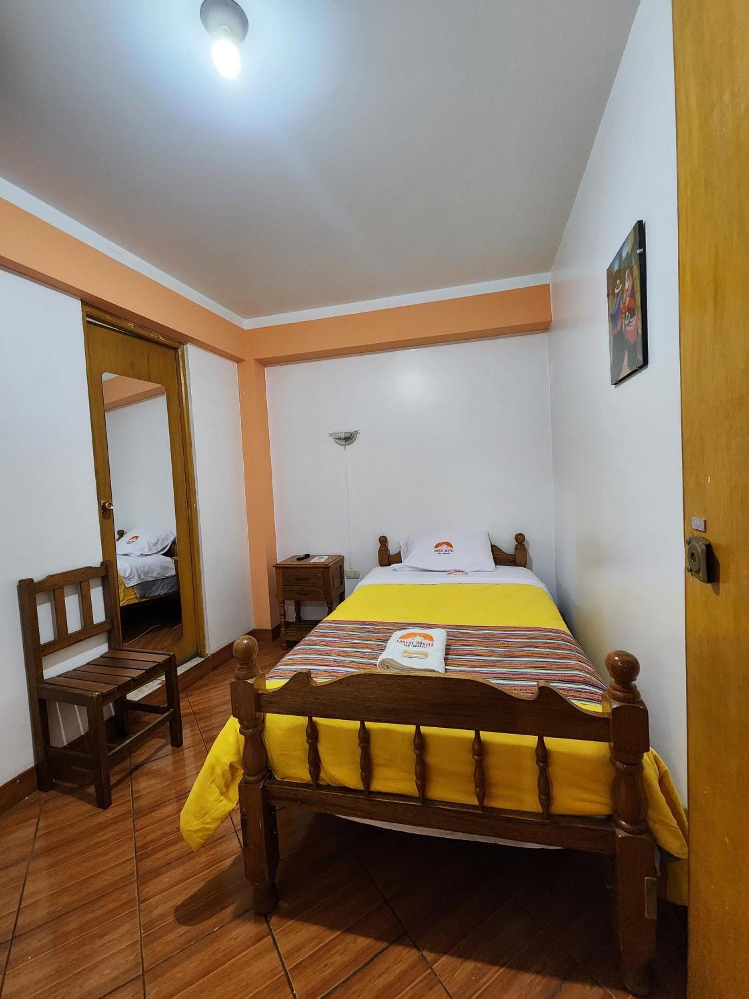 هواراس Lhotse Hostel B&B المظهر الخارجي الصورة