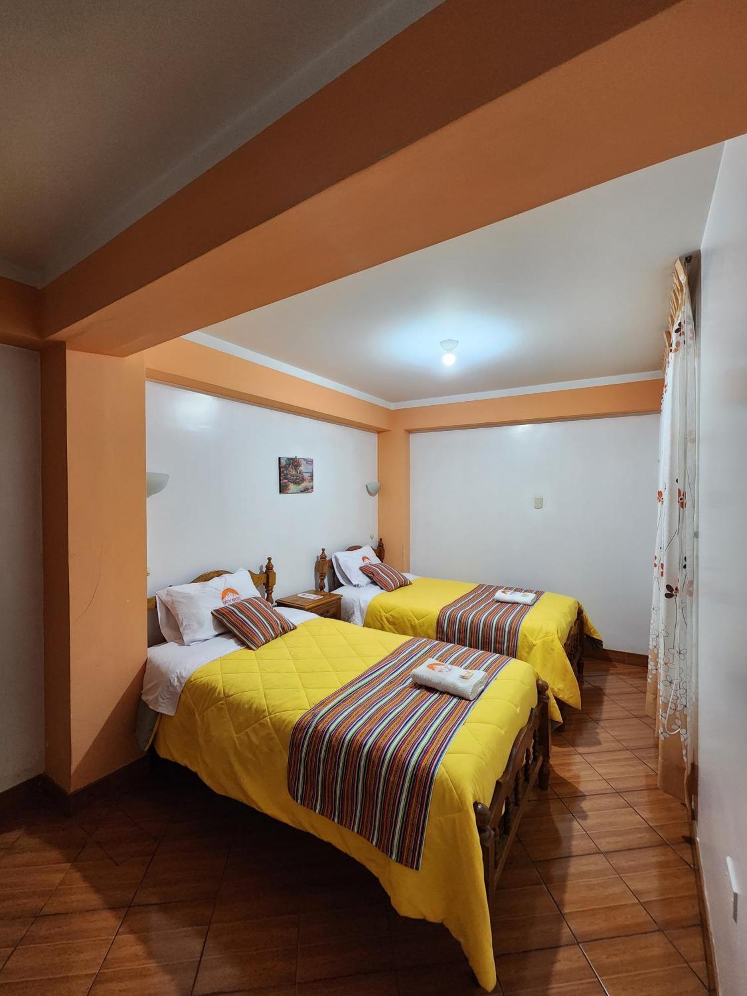 هواراس Lhotse Hostel B&B المظهر الخارجي الصورة
