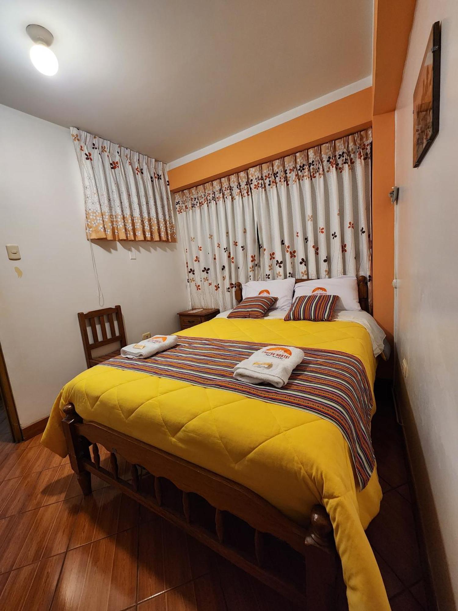 هواراس Lhotse Hostel B&B المظهر الخارجي الصورة
