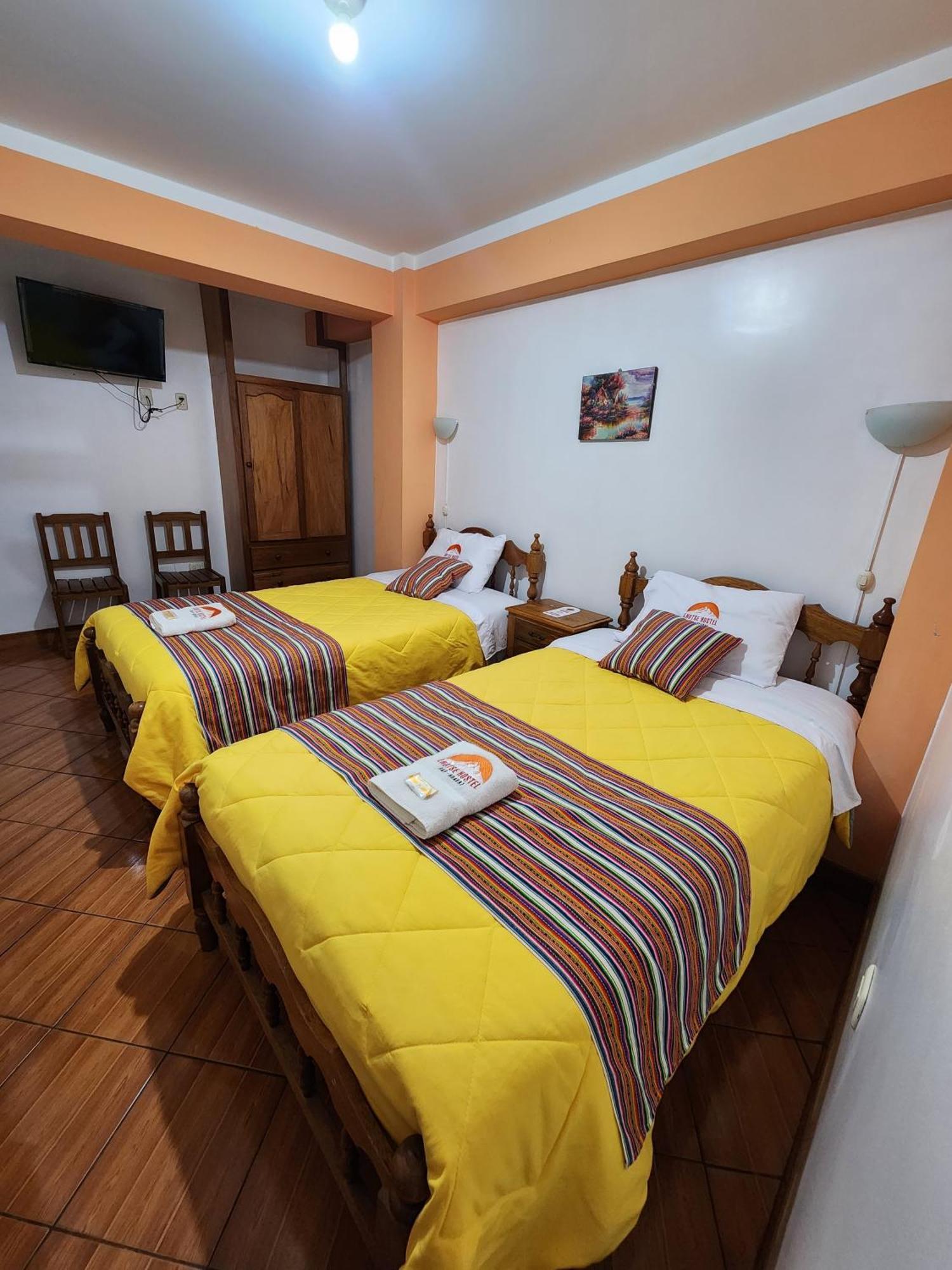 هواراس Lhotse Hostel B&B المظهر الخارجي الصورة