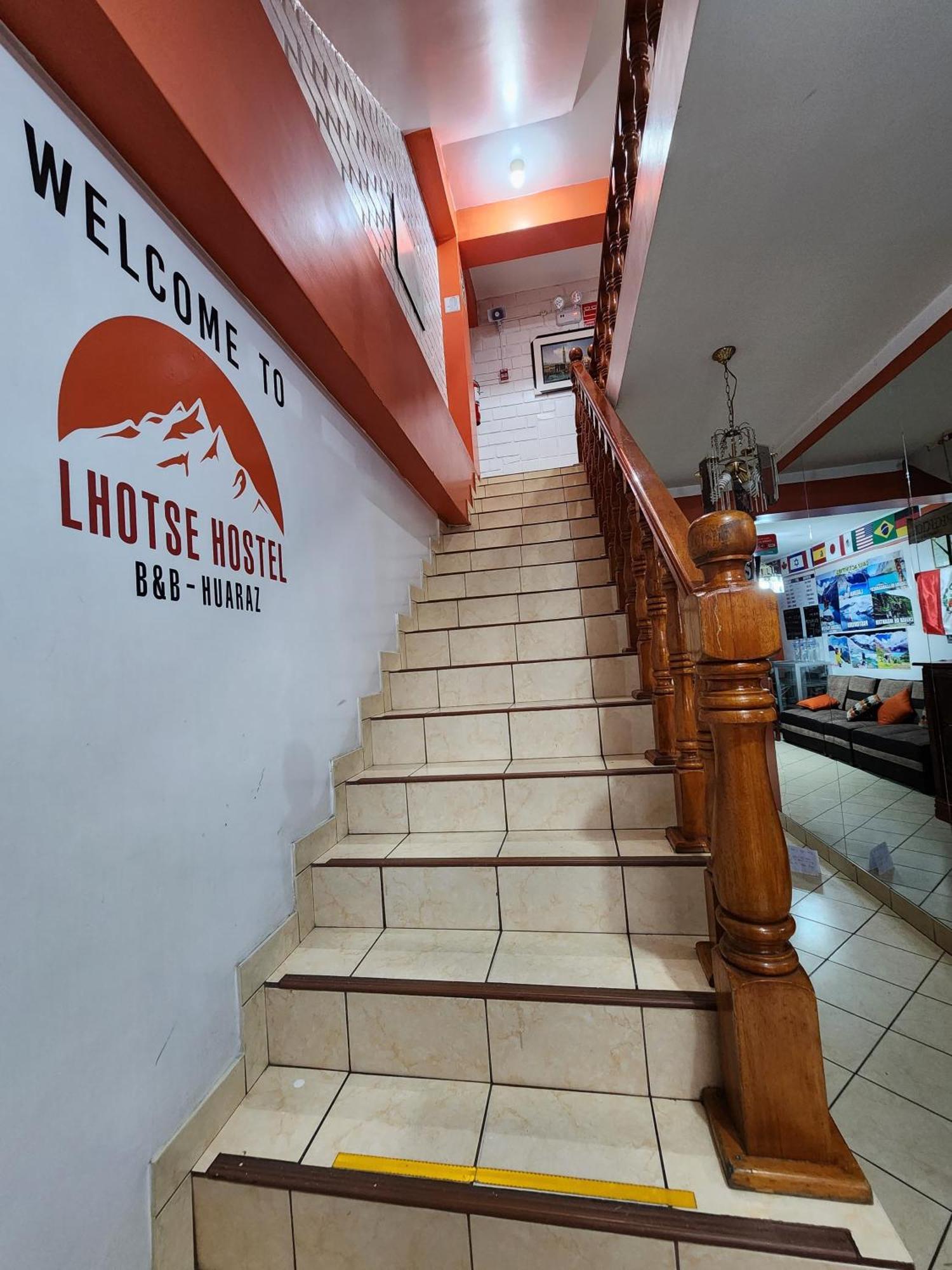 هواراس Lhotse Hostel B&B المظهر الخارجي الصورة