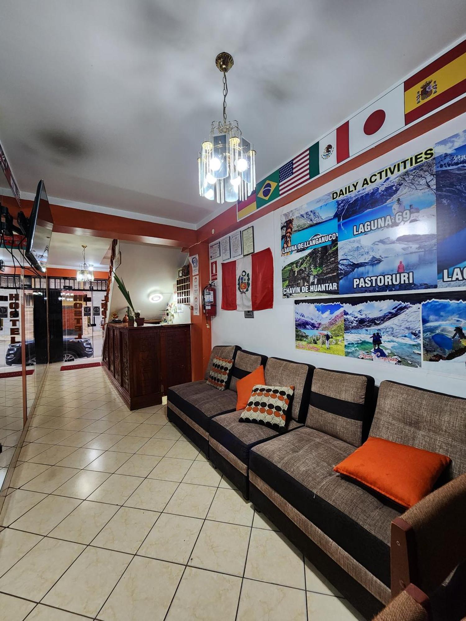 هواراس Lhotse Hostel B&B المظهر الخارجي الصورة
