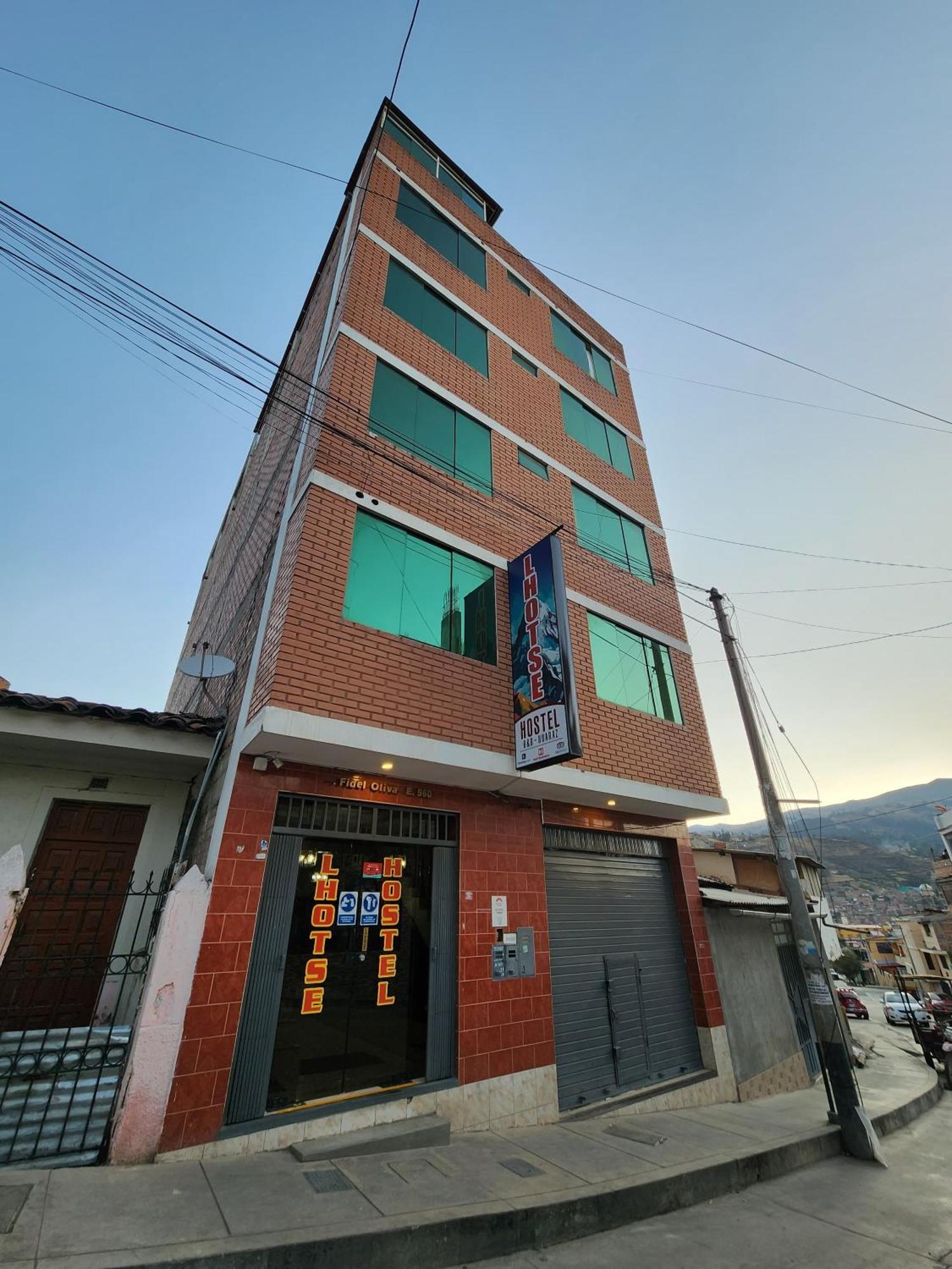 هواراس Lhotse Hostel B&B المظهر الخارجي الصورة